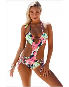 Maillots de bain une pièce à découpe audacieuse et l’imprimé camouflage